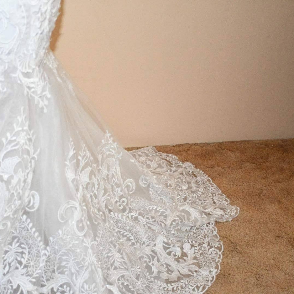 White lace wedding dress - Picture 6 of 10